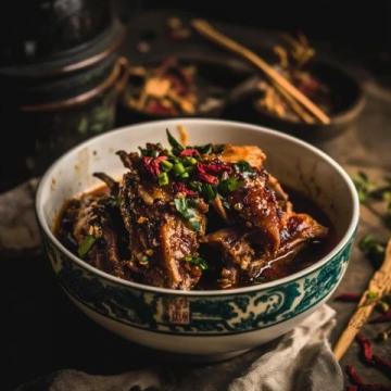 揭秘燜羊肉的美味秘訣:慢燉的藝術(shù)與調(diào)料搭配指南
