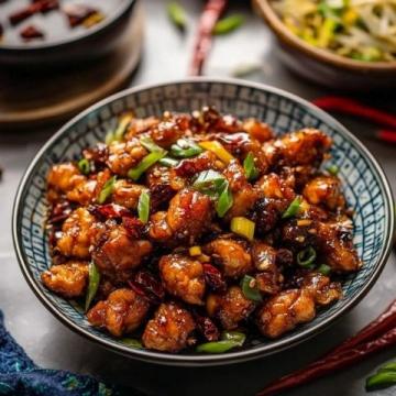 辣子雞丁是一道經(jīng)典的川菜，以其鮮香麻辣的口感受到很多人的喜愛