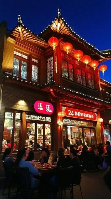 佛山熱門餐廳5點(diǎn)前爆滿，排隊(duì)超百人，人氣爆棚！
