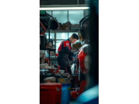 他是修車界的扛把子，只有19歲,他渾身一年四季都光著身子干活，干著最臟的活