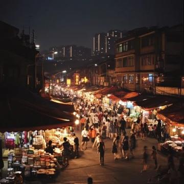 廣州夜景繁華迷人，美食街區(qū)游客如織享特色佳肴