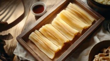 挑選好的燕窩應(yīng)注意原料和加工方法；購買時(shí)要考慮價(jià)格、品牌等因素
