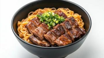 褲帶面配涼拌肉，味蕾的絕妙碰撞