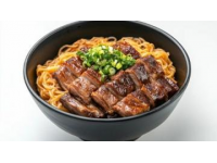 褲帶面配涼拌肉，味蕾的絕妙碰撞