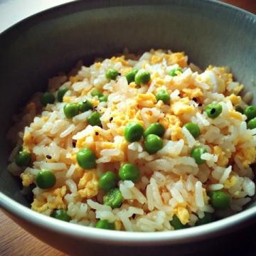 黃金蛋炒飯秘籍：先炒飯還是先炒蛋？揭秘完美口感的關(guān)鍵步驟！