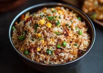 黃金蛋炒飯秘籍：先炒飯還是先炒蛋？揭秘完美口感的關(guān)鍵步驟！