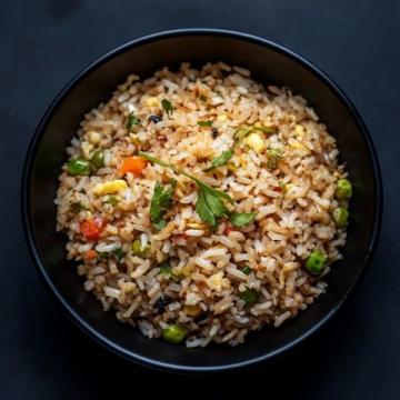 黃金蛋炒飯秘籍：先炒飯還是先炒蛋？揭秘完美口感的關(guān)鍵步驟！