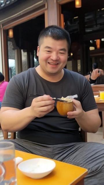 我來(lái)到玉林，就是為了品嘗新鮮的美食,現(xiàn)在，我在云天宮十字路口，這里離云天宮很近