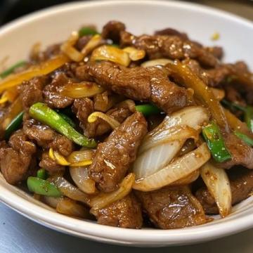 晚餐吃啥好？推薦一道牛肉炒青椒，鮮嫩多汁停不下嘴！