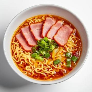泡面新吃法的簡單又美味做法，快速炒雞蛋、火腿腸大蔥出鍋