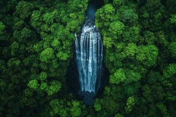 廣州隱藏瀑布溯溪?jiǎng)俚?,夏日清涼秘境探秘之? width=
