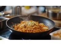 簡易美食攻略三道家常菜的創(chuàng)意做法：番茄炒蛋、蒜蓉粉絲蒸扇貝與巧克力熔巖蛋糕
