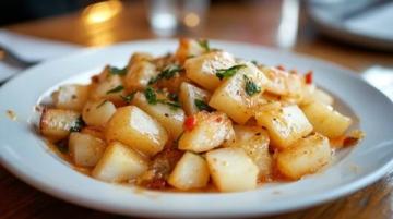 家常土豆美食：營養(yǎng)豐富、口感極佳的親民菜譜及制作步驟