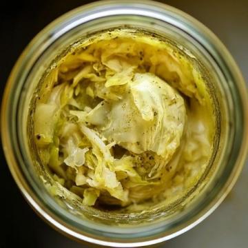 如何在家腌制脆爽美味的酸菜？簡(jiǎn)單步驟教你輕松做