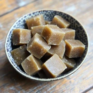 **弋陽年糕**是江西省上饒市弋陽縣的傳統(tǒng)特色美食，以其獨特的口感、制作工藝和文