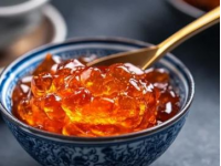 **弋陽年糕**是江西省上饒市弋陽縣的傳統(tǒng)特色美食，以其獨(dú)特的口感、制作工藝和文