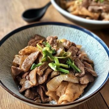 大家好，我是洋哥,今天給大家分享一道東北特色菜，五花肉燉葫蘆條。肉質軟爛