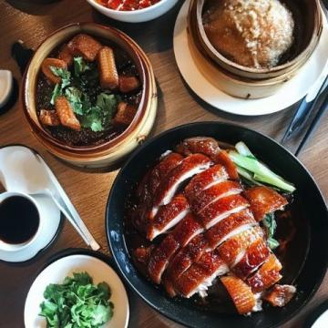秋意漸濃的瞬間吃在中國老北京烤鴨、門釘肉餅、鐺炮牛肉；