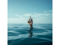 識(shí)別溺水早期信號(hào)：救生知識(shí)與生存技巧