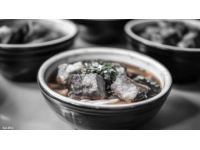 大家好，我是洋哥,今天給大家分享一道東北特色菜，五花肉燉葫蘆條。肉質(zhì)軟爛