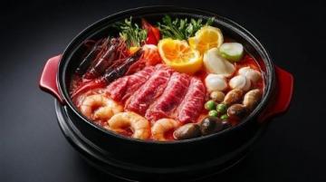 如果你想吃**火鍋味的燜飯**，可以用火鍋底料來(lái)調(diào)味，一鍋搞定，超級(jí)簡(jiǎn)單！