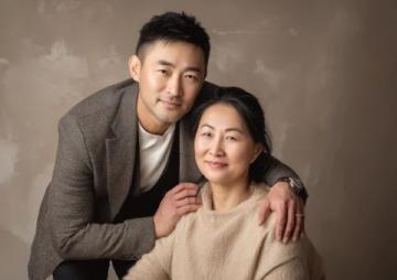 金庸與妻子相差29歲，出門總牽著她，好友蔡瀾很羨慕
