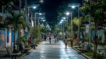 深圳夜晚的燈火通明，廣西朋友在熱鬧非凡的街頭成了城市生活的一抹亮色。