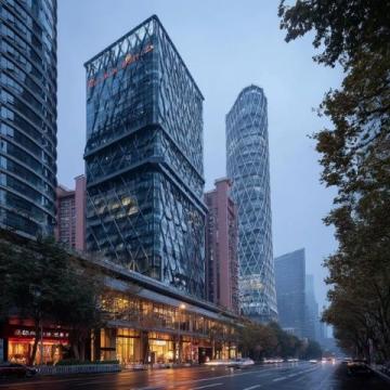 深圳夜晚的燈火通明，廣西朋友在熱鬧非凡的街頭成了城市生活的一抹亮色。