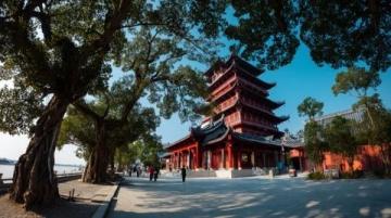 江蘇揚(yáng)州是淮揚(yáng)菜的發(fā)源地之一，以其精致、鮮美的風(fēng)味和講究的刀工聞名