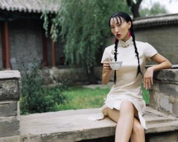 川渝辣妹挑戰(zhàn)京城豆汁:嘗一口便露痛苦表情引圍觀大爺爆笑