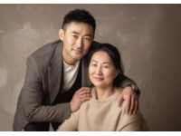 金庸與妻子相差29歲，出門(mén)總牽著她，好友蔡瀾很羨慕