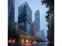 深圳夜晚的燈火通明，廣西朋友在熱鬧非凡的街頭成了城市生活的一抹亮色。
