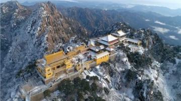東北秋意濃阿爾山三日游攻略：火山口湖、不凍泉與森林秘境探秘之旅
