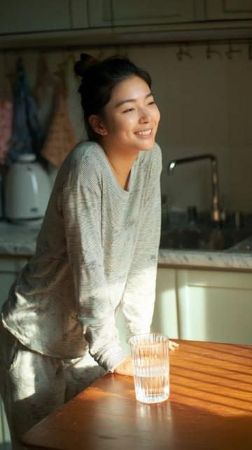 韓國(guó)女星大方投喂后輩，溫暖舉動(dòng)引發(fā)熱議
