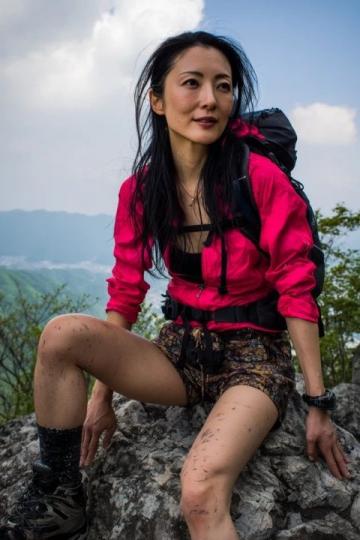 外國(guó)游客爬華山腿軟不敢走，幸虧遇到這位中國(guó)大哥！