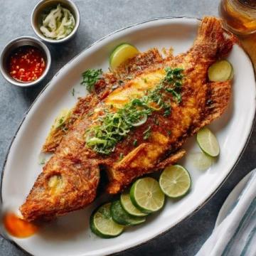 松鼠桂魚是江蘇傳統(tǒng)名菜，外酥里嫩、酸甜可口，因炸后魚身翹起形似松鼠得名
