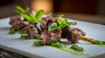 民勤美食探秘：羊肉燒烤、沙米水晶粉，不容錯過的地道風味！