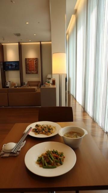 探尋河源美食：東江釀豆腐、萬(wàn)綠湖魚(yú)頭湯與鹽焗雞的誘人故事