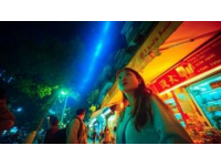 深圳南山夜市美食熱鬧非凡，小吃車遍布街頭