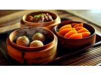 貴州美食以其獨特的風味和豐富的多樣性著稱，融合了多民族的飲食文化，酸辣、香辣、鮮