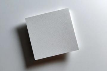 生活中，一張普普通通的紙，看似平平無(wú)奇，卻藏著一個(gè)讓人驚訝的冷知識(shí)它最多只能對(duì)