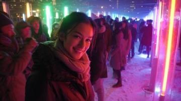 二里井夜市熱鬧一番，眾人盡情品嘗美食。