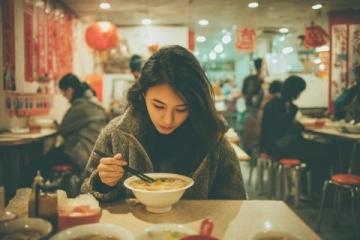 青島一日:下午打牌晚上品嘗梁記粵來(lái)粵牛火鍋店美食