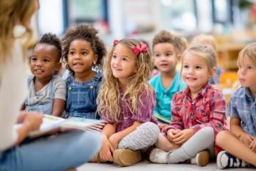 如何做一位小學(xué)生的稱職父母，老師負責教知識，父母負責協(xié)助教小朋友的三觀