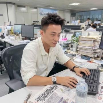 山西侯馬，一個(gè)小伙子拿來一條魚給專家鑒定,聲稱因?yàn)樗慕Y(jié)構(gòu)很奇特