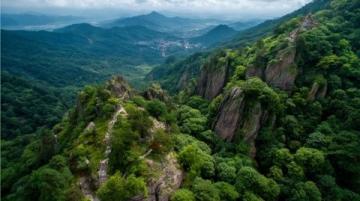 傍晚匆忙離開武當(dāng)山，山路蜿蜒山水相伴