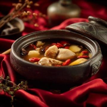 陽(yáng)光下的味覺(jué)盛宴:水果酸湯榴蓮魚(yú)與地道重慶火鍋