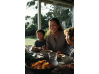 過年回家，一家人團(tuán)圓，飯桌上的笑聲和歡鬧更是宛如一出精心準(zhǔn)備的喜劇。