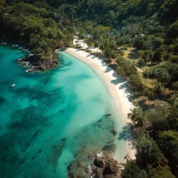 菲律賓是一個由7000多個島嶼組成的東南亞國家，以其美麗的海灘、豐富的海洋生物、