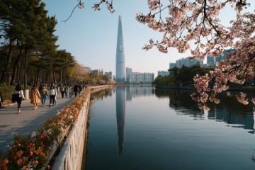 五一假期旅游熱度飆升，反映出國內(nèi)消費(fèi)市場的強(qiáng)勁復(fù)蘇和民眾出行需求的高漲